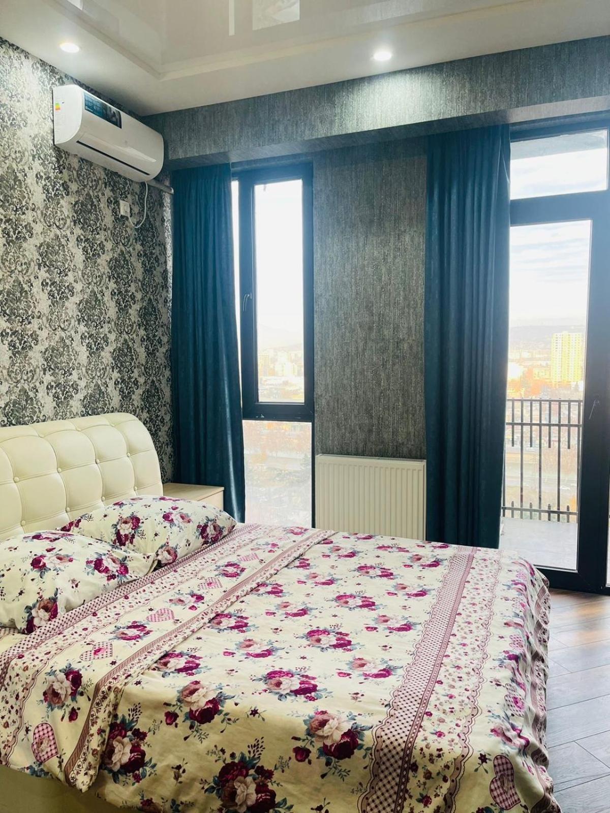 Pool House Hotel Тбилиси Екстериор снимка